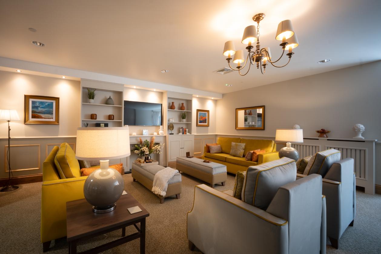 Sitting room with sofas and cushions