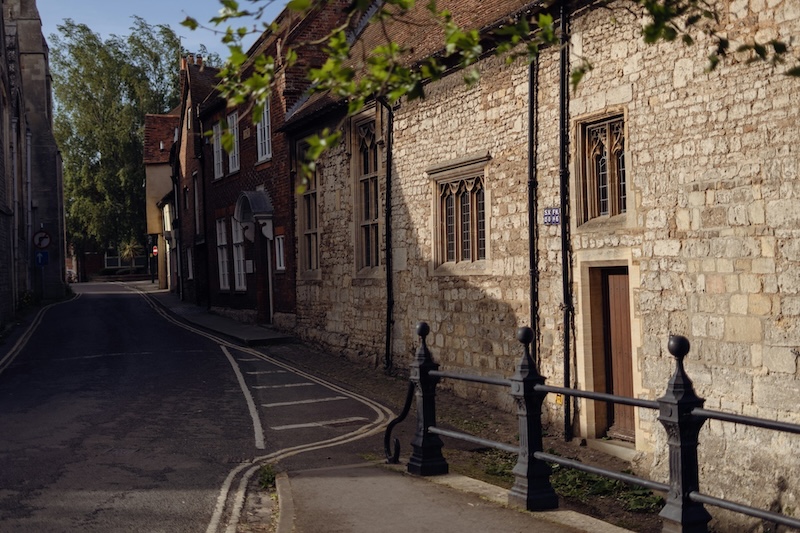 a street between buildings in the local area of Abingdon